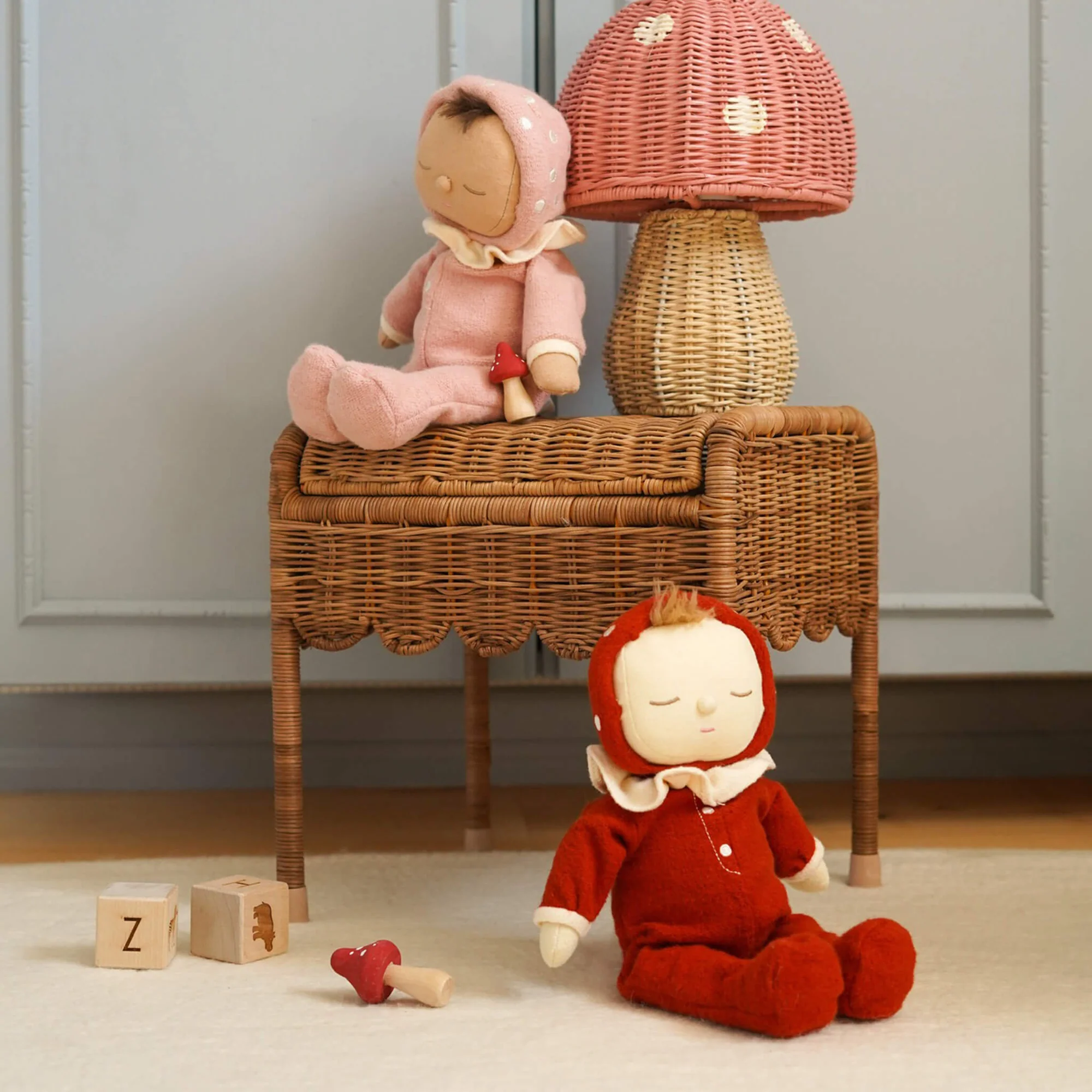 OlliElla Dozy Dinkums Toadstool Moppet Red bambola 31 cm