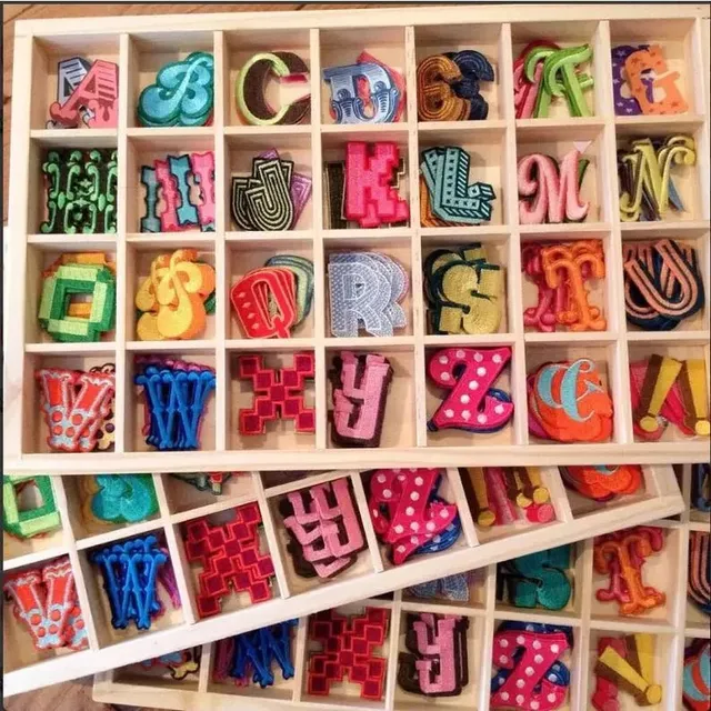 Slugs & Snails Alphabet toppa termoadesiva lettere vintage ricamata