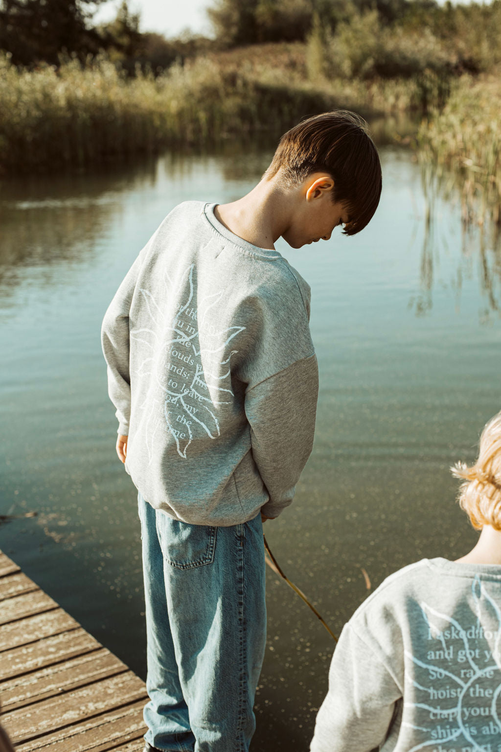 Ella and Rapha little stone grey SUN x MOMENTS magazine felpa grigia