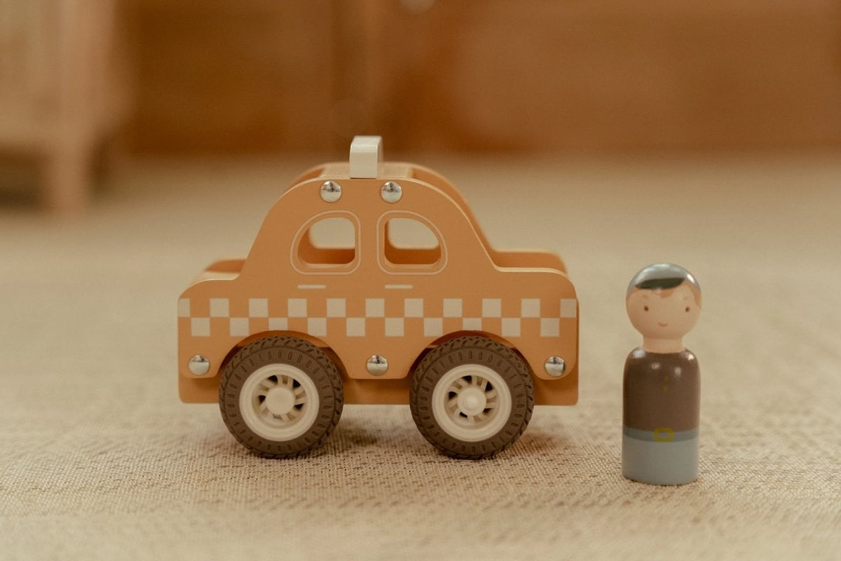 Little Dutch taxi in legno con autista e ruote gomma